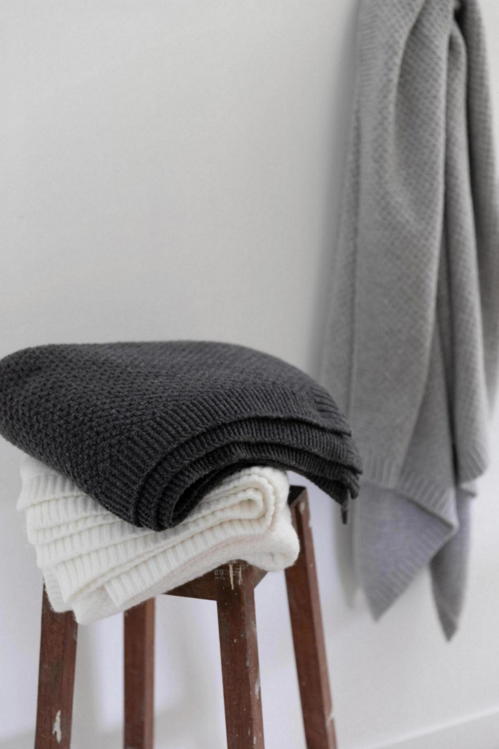 Plaid tricot recyclé Danilo Carbone 130 x 160 La Vallée du blanc Plaid tricot recyclé Danilo Carbone 130 x 160 Plaids La Vallée du blanc